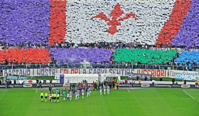 Fiorentina e Juventus al loro ingresso in campo. Eccezionale il colpo d'occhio del Franchi . Ansa